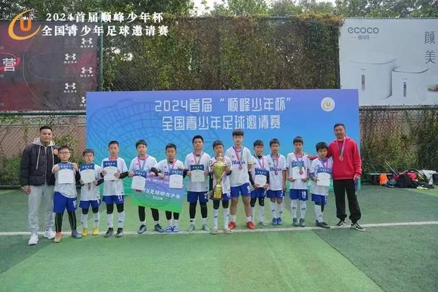 久未露面！欧文出席高中活动 与友人场边大笑心情非常不错