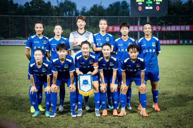 西甲-莱万多夫斯基梅开二度 巴萨2-1阿拉维斯